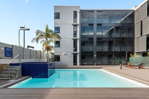 Pool - Central Apartment with Pool, Spa, Sauna and Gym (Mount Maunganui)