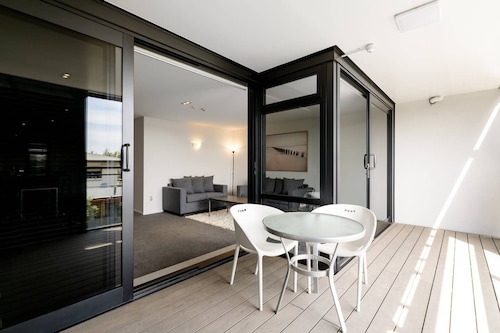 Central Apartment with Pool, Spa, Sauna and Gym