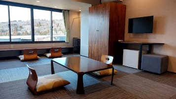 Chambre Standard, non-fumeurs, vue montagne (Japanese Style,12 tatami with shower) | Bureau, Wi-Fi gratuit, draps fournis