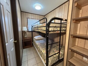 2 bedrooms, desk, free WiFi, bed sheets - COASTAL BREEZE OCEAN CITY Wilmington terrace apartment 5 (Ocean City)