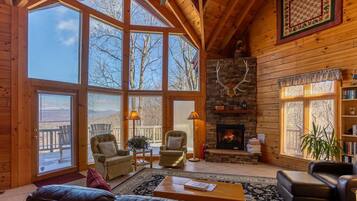 Een televisie, een open haard, tafelvoetbal en boeken