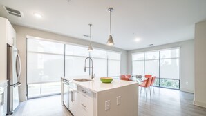 Apartment | Private kitchen - Rooftop Sky Lounge (Atlanta)