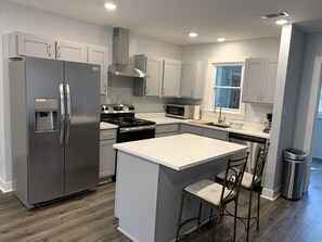 Kjøleskap, mikrobølgeovn, ovn og kokeplater