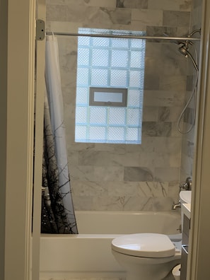 Combined shower/bathtub, hair dryer, towels, soap - 901 Bee’s Midtown Duplex in the heart of Overton Square 2280 (Memphis)