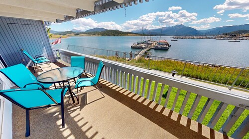 On Lake! WOW Views, Big Deck, Ground Floor. Easy Drive to 6 Ski Areas, Dining