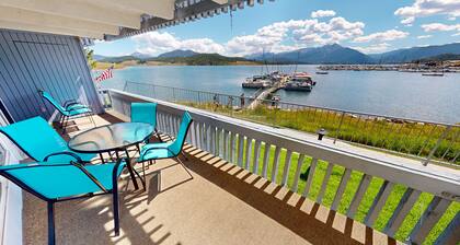 On Lake! WOW Views, Big Deck, Ground Floor. Easy Drive to 6 Ski Areas, Dining