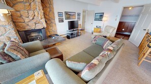Smart TV, fireplace - On Lake! WOW Views, Big Deck, Ground Floor. Walk to Marina, Concerts, Parks (Dillon)