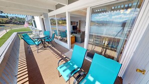 Outdoor dining - On Lake! WOW Views, Big Deck, Ground Floor. Walk to Marina, Concerts, Parks (Dillon)