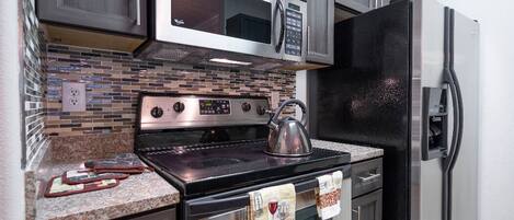 Refrigerador, microondas, horno y parrilla de estufa