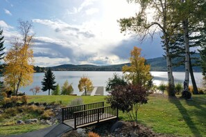 Property grounds - Luxury Townhome- Steps to private beach access with hot tub + tons of amenities (Whitefish)