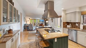 Fridge, microwave, oven, stovetop - Luxury Townhome- Steps to private beach access with hot tub + tons of amenities (Whitefish)