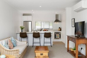 TV - Miro Street Townhouse centrally located to Blake park (Mount Maunganui)