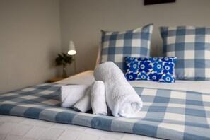 3 bedrooms, iron/ironing board, WiFi, bed sheets - Miro Street Townhouse centrally located to Blake park (Mount Maunganui)