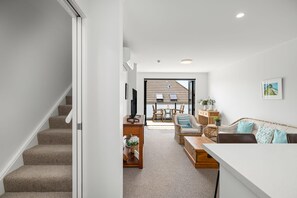 TV - Miro Street Townhouse centrally located to Blake park (Mount Maunganui)