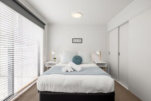 3 habitaciones, tabla de planchar con plancha, wifi y ropa de cama 