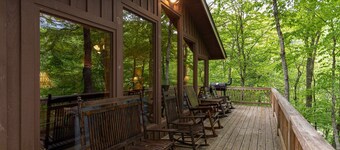 Bucky's Hideaway - Private river retreat with hot tub!
