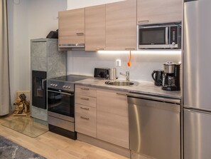 Jääkaappi, mikroaaltouuni, astianpesukone