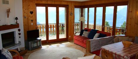 Televisie, een open haard en een dvd-speler