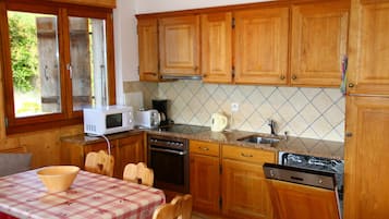 Jääkaappi, mikroaaltouuni, uuni, astianpesukone