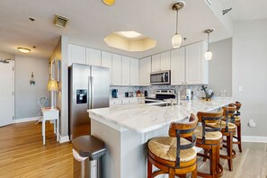 Kjøleskap, mikrobølgeovn, ovn og kokeplater