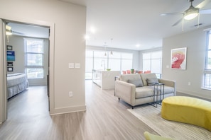 Huoneisto | 2 makuuhuonetta, yksilöllisesti sisustettu, työpöytä