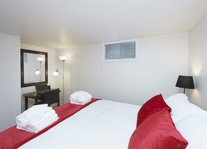 2 bedrooms, desk, iron/ironing board, WiFi - Downtown Quaint & Quiet Basement Apartment (London)