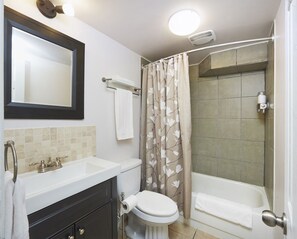 Combined shower/bathtub, hair dryer, towels, soap - Downtown Quaint & Quiet Basement Apartment (London)