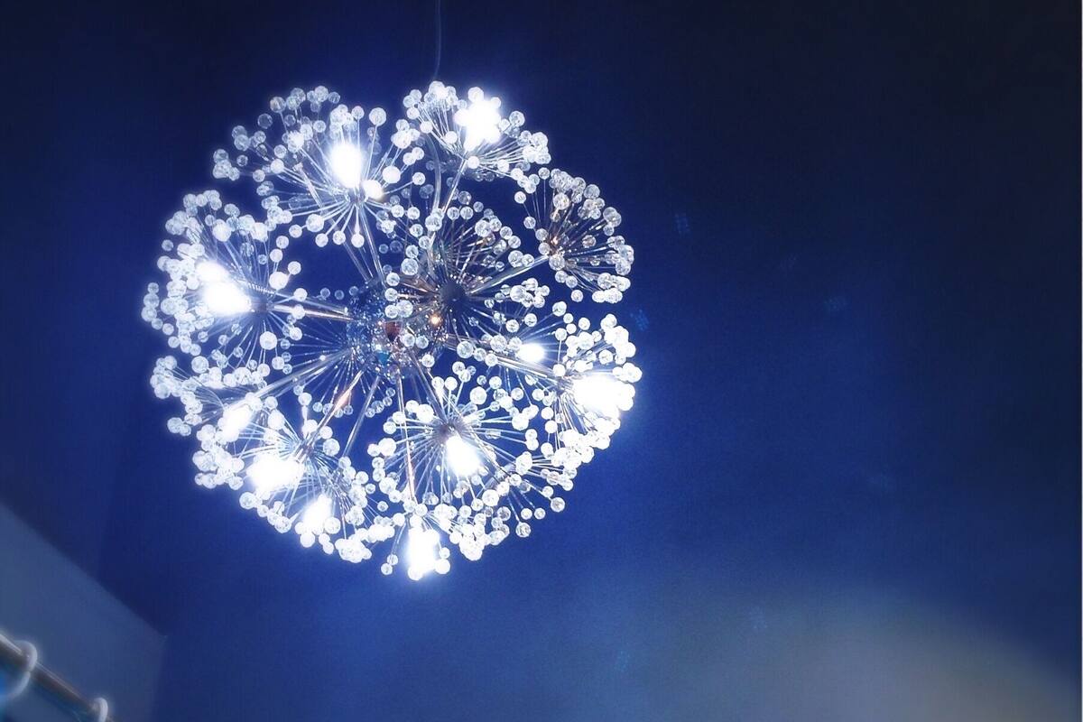Un candelabro con múltiples bombillas y adornos de cristal.