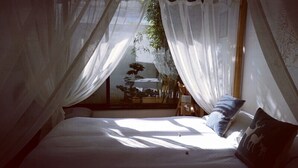 시니어 더블룸 | 고급 침구, 오리/거위털 이불, 책상, 방음 설비