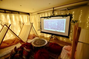 Zimmer (Camping Tent in Room) | 1 Schlafzimmer, kostenloses WLAN