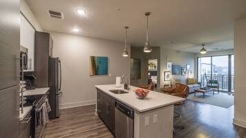 Lejlighed | Fælleskøkken | Køleskab, mikrobølgeovn, ovn, kogeplade