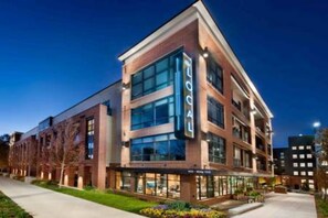 Vista frontal de la propiedad por la tarde o noche