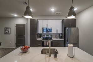 Departamento | Cocina privada | Refrigerador, microondas, horno y parrilla de estufa