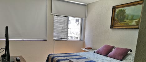 1 chambre, bureau, fer et planche à repasser, Wi-Fi