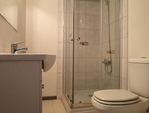 Free toiletries, towels, toilet paper