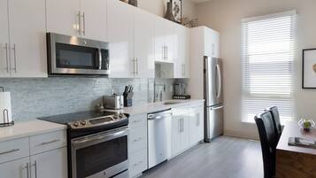 Lejlighed | Privat køkken | Køleskab, mikrobølgeovn, ovn, kogeplade