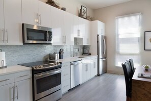 Apartemen | Dapur pribadi | Lemari es, microwave, oven, dan kompor