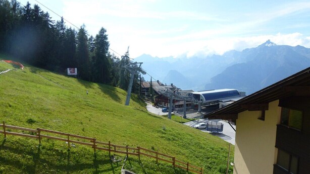 A hillside view with a building, a ski lift, and a mountain in the background. - Magrappé M 544 - SKI LIFT studio 4 pers (Veysonnaz)