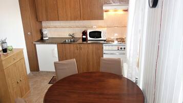 Een koelkast, een magnetron, een oven, een koffiezetapparaat/waterkoker