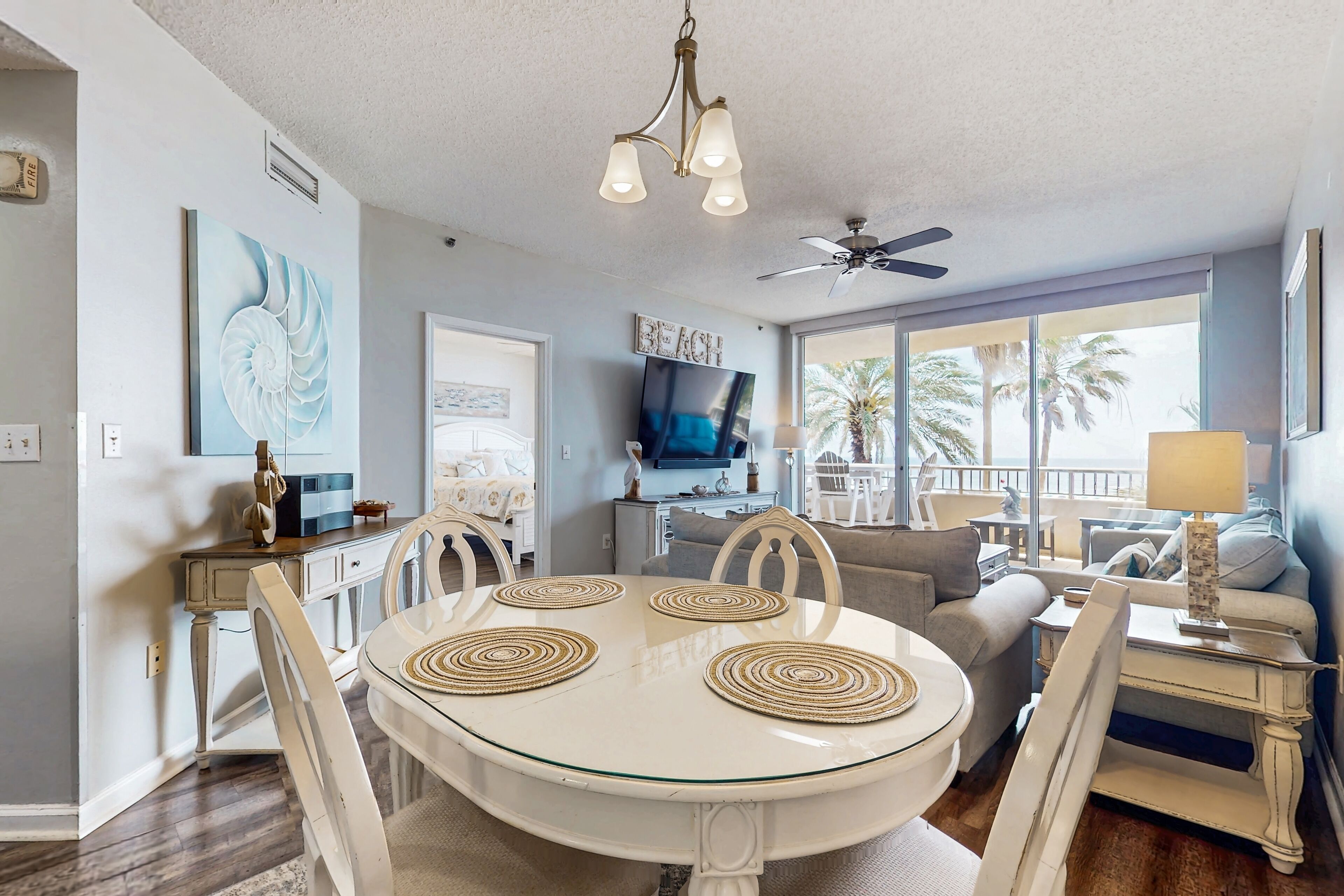 Televisión, reproductor de DVD y estéreo 