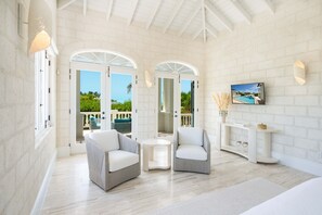 Smart TV, DVD player, ping pong, stereo