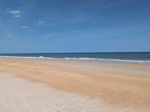 Playa en los alrededores y toallas de playa
