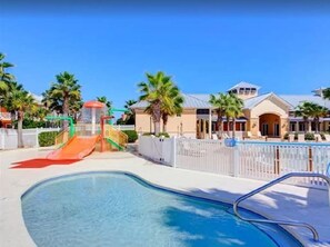 Una piscina al aire libre, una piscina climatizada