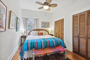 2 bedrooms, desk, iron/ironing board, travel cot - Stay steps from Saint Charles Avenue! (New Orleans)