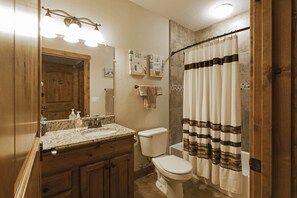 Combined shower/bathtub, hair dryer, towels - Perfect Whitefish Mountain ski and summer condo! AC for hot days (Whitefish)