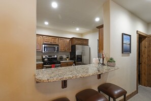 Fridge, microwave, oven, stovetop - Perfect Whitefish Mountain ski and summer condo! AC for hot days (Whitefish)