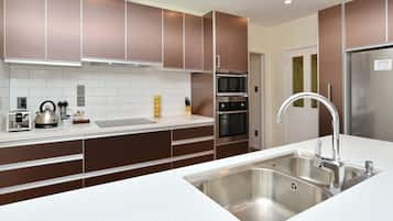 3 Bedroom House | Private kitchen | Full-sized fridge, microwave, oven, stovetop