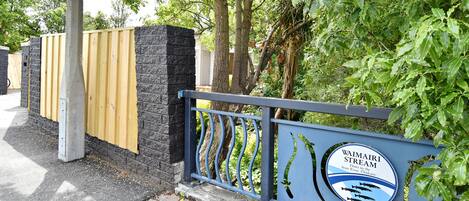 Vista frontal de la propiedad