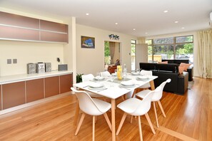 3 Bedroom House | In-room dining - Clyde 106 (Christchurch)