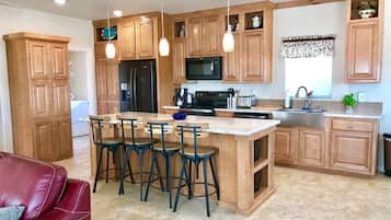 Een koelkast, een microgolfoven, een oven, een kookplaat